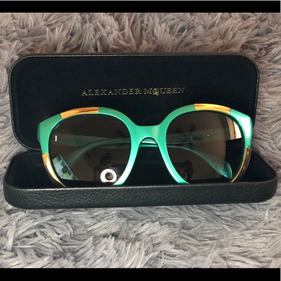 Alexander McQueen Accessories - 💚💚ALEXANDER MCQUEEN Sunglasses💚💚